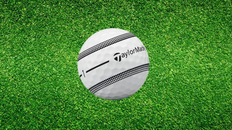 Balle de golf TaylorMade TP5 Stripe posée sur herbe verte, vue du design et motif d'alignement