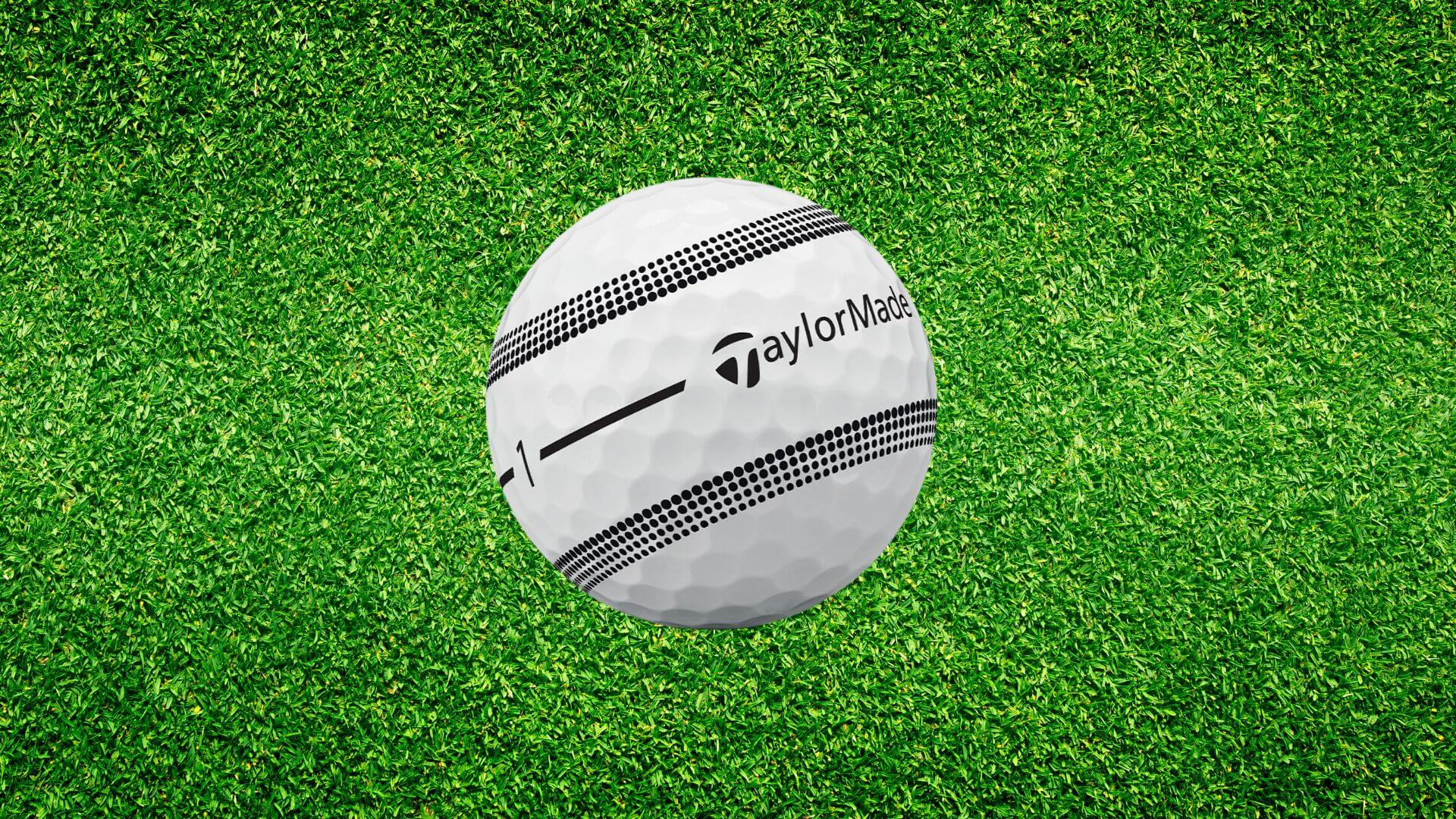 Balle de golf TaylorMade TP5 Stripe posée sur herbe verte, vue du design et motif d'alignement