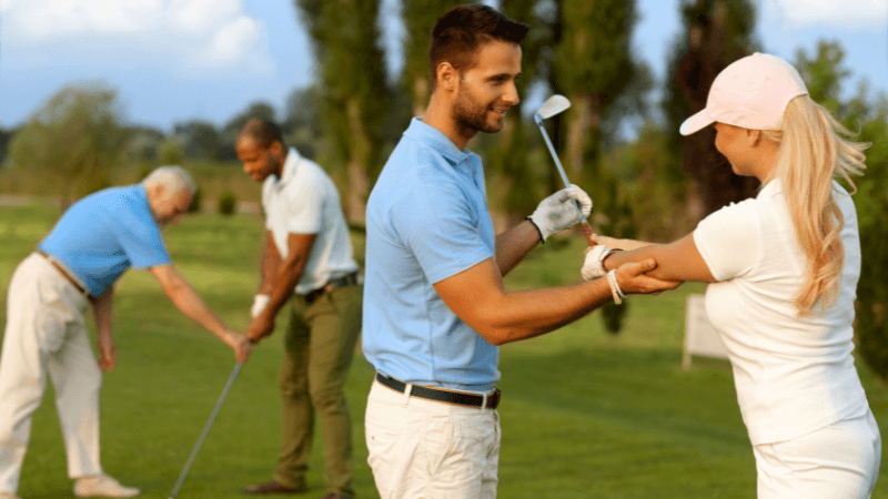 Golfeuse recevant des conseils pour améliorer son swing et gagner en puissance sur le parcours