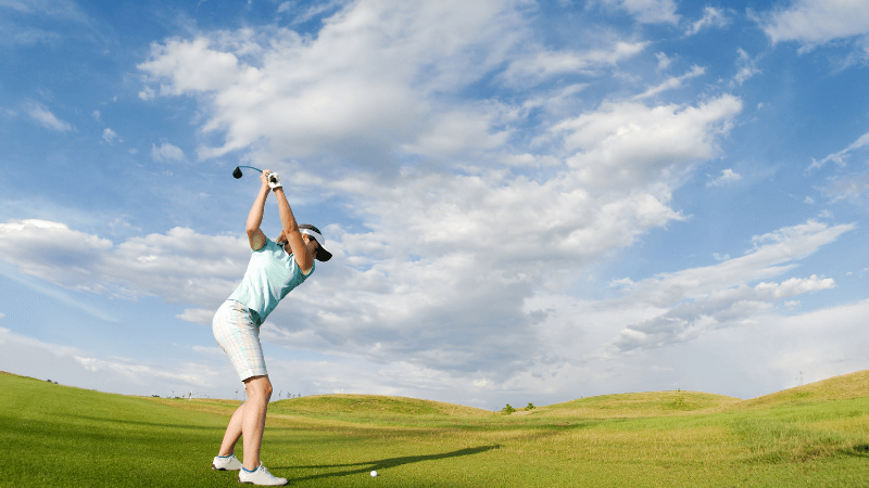 Golfeuse réalisant un swing pour améliorer sa distance au driver
