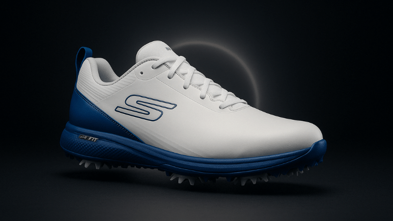 Chaussure de golf blanche et bleue Skechers sur fond noir avec halo lumineux