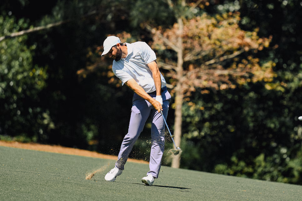 Scottie Scheffler exécute un swing puissant lors d’un tournoi de golf