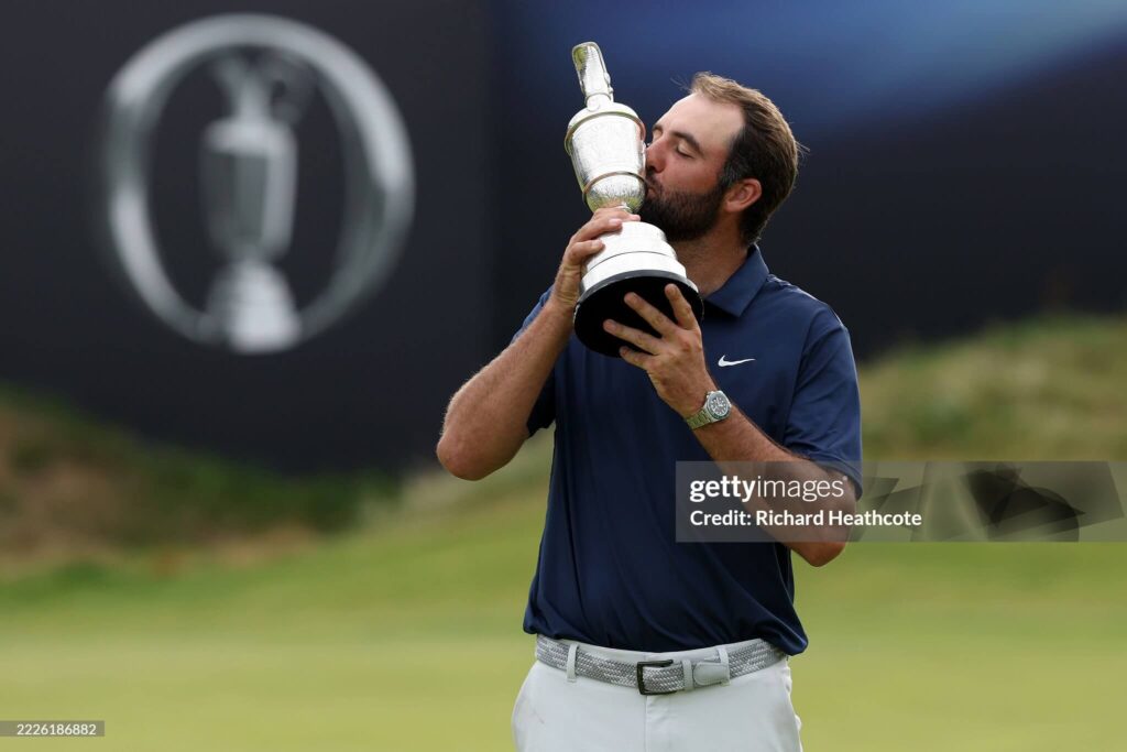 Scottie Scheffler embrasse le trophée du tournoi de golf.