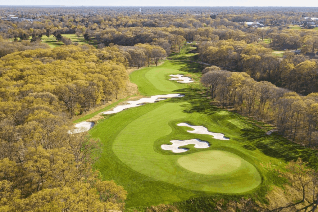 Vue aérienne du Bethpage Black Course à New York, parcours mythique de la Ryder Cup 2025 avec fairways et bunkers.
