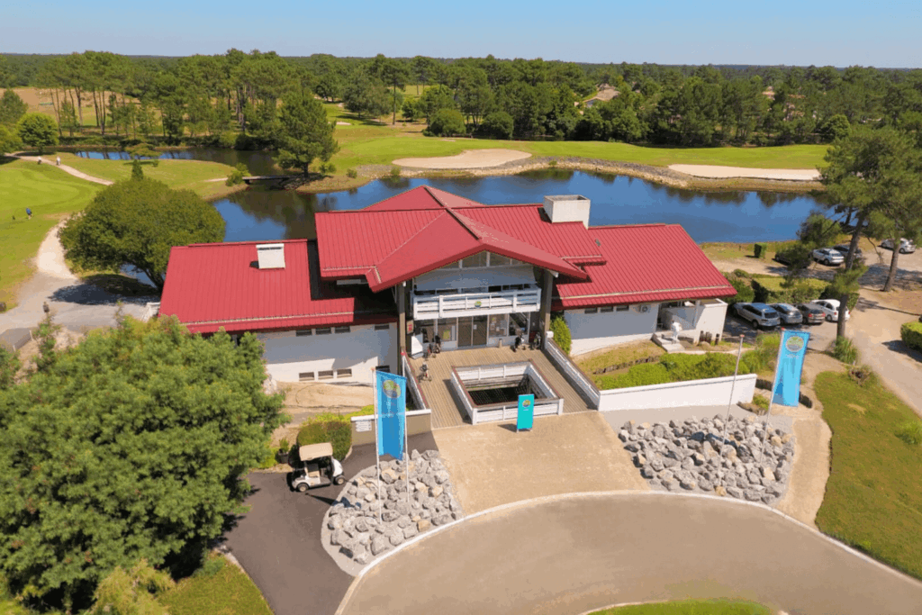 Club-house au toit rouge au bord du lac, vue aérienne du Golf Gujan-Mestras.