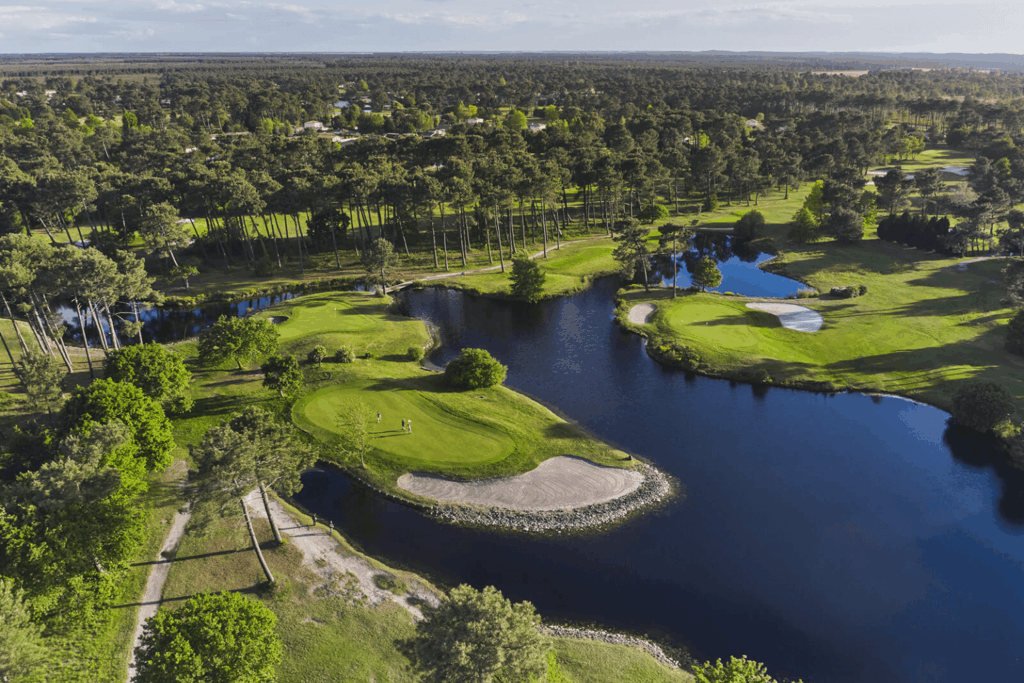 Green en île protégé par un bunker de sable blanc et un lac, Golf Gujan-Mestras.