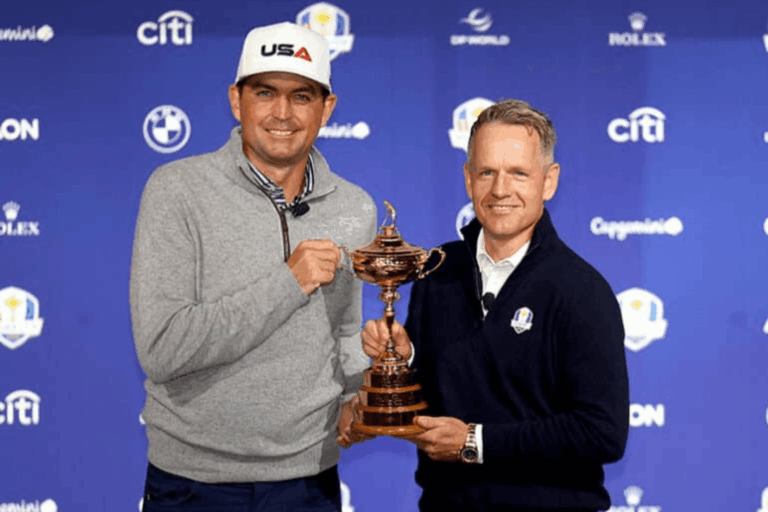 Luke Donald et Keegan Bradley posant ensemble avec le trophée de la Ryder Cup 2025.
