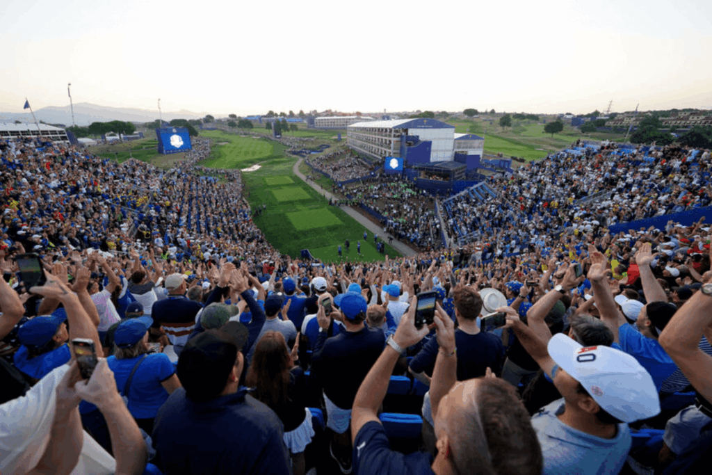 Foule enthousiaste dans les gradins à la Ryder Cup, ambiance festive autour du parcours de golf.