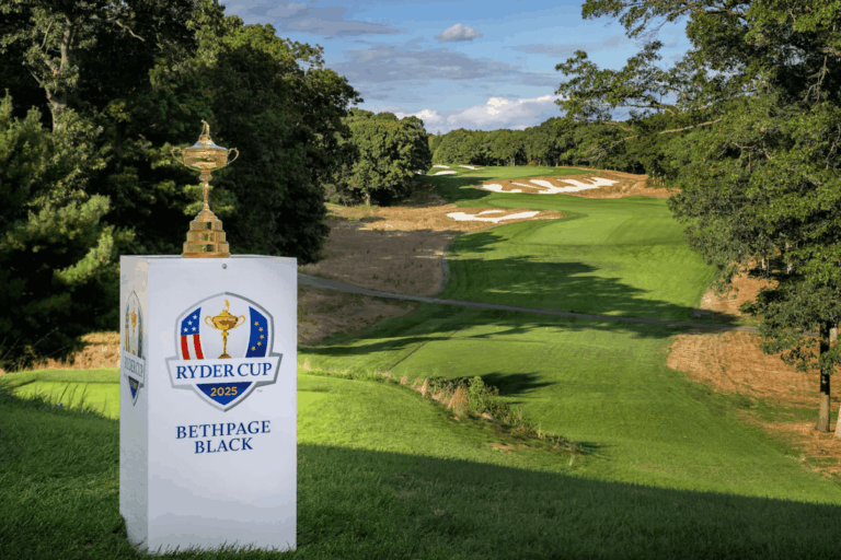 Trophée de la Ryder Cup 2025 sur le parcours Bethpage Black à New York