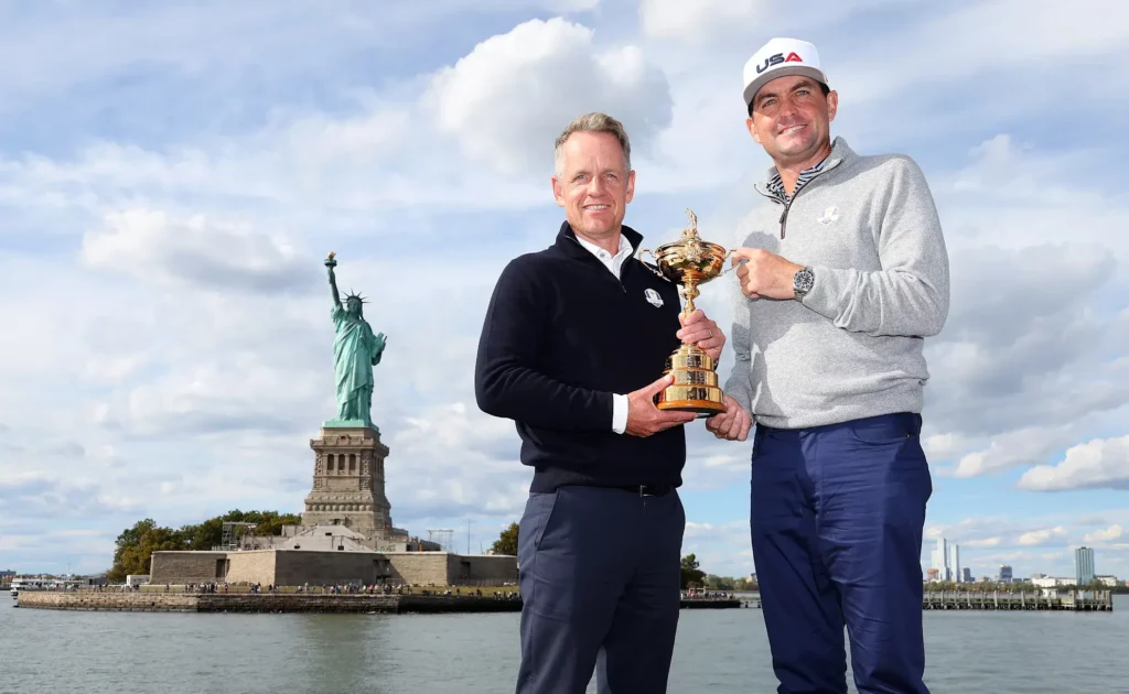 Luke Donald et Keegan Bradley présentent le trophée de la Ryder Cup 2025 devant la Statue de la Liberté.