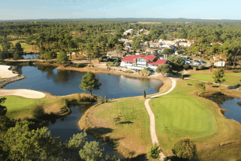 Vue aérienne des greens en île et des lacs du parcours Golf Gujan-Mestras.