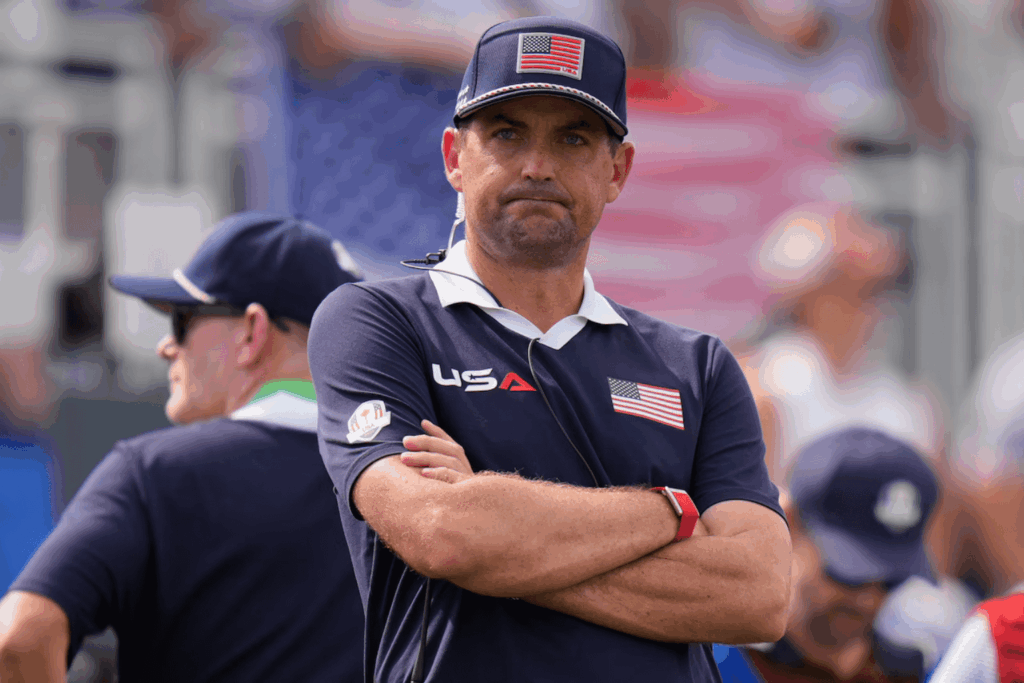 Capitaine de l’équipe des États-Unis concentré pendant la Ryder Cup 2025.