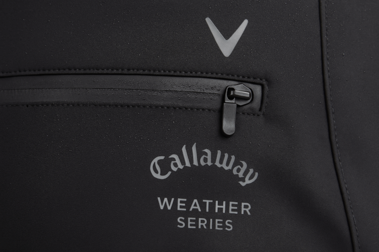 Gros plan sur la poche arrière zippée du pantalon Callaway Weather Series avec logo imperméable.