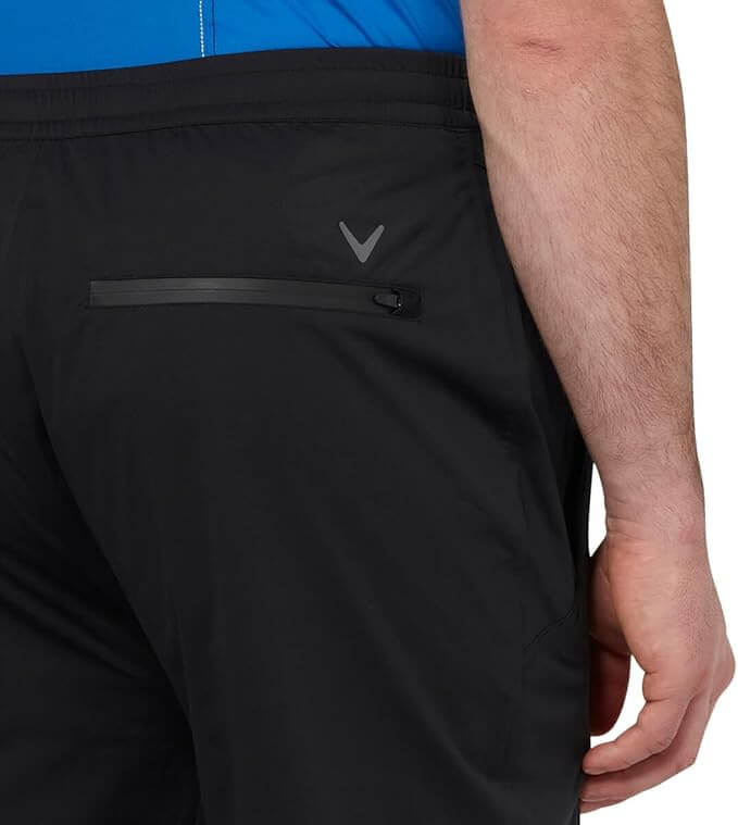 Pantalon de golf Callaway Weather Series noir vu de dos, avec poche zippée étanche.