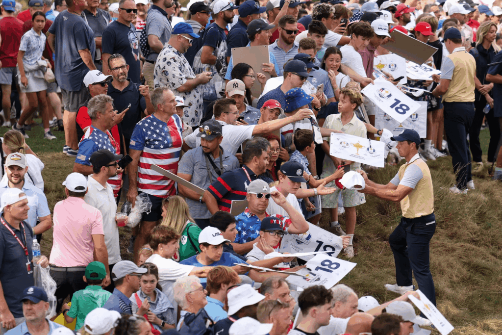 : Supporters américains en foule enthousiaste lors de la Ryder Cup 2025.