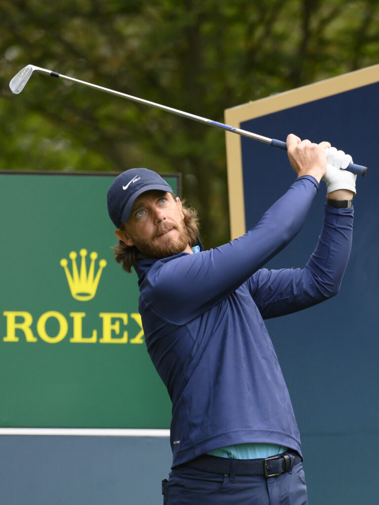 ommy Fleetwood effectue un swing fluide sur le Tour européen de golf.